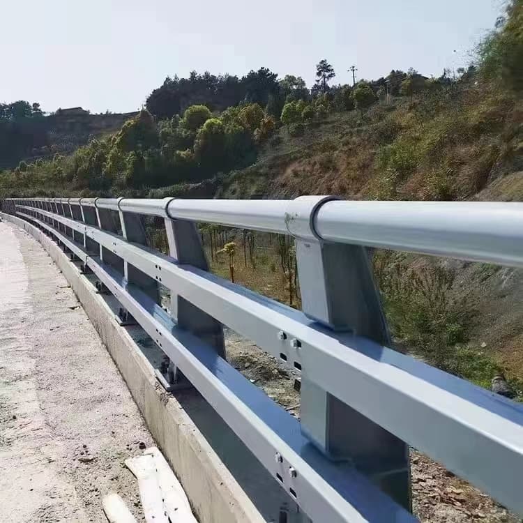 如何在安裝過程中提高橋梁防撞護欄的使用壽命?